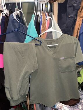 Medium Petite FIGS Moss V-Neck Scrub Top with Chest Pocket set